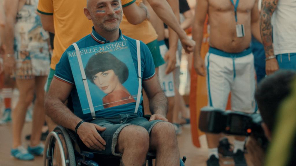 Der Franzose Philippe, 47, sitzt rund 20 Jahren im Rollstuhl. Zu Fremden findet er nur schwer Zugang. Umso wichtiger ist ihm das Gefühl der Zugehörigkeit zu seiner schwulen Ersatzfamilie. (Copyright: © gebrueder beetz filmproduktion, 2017)