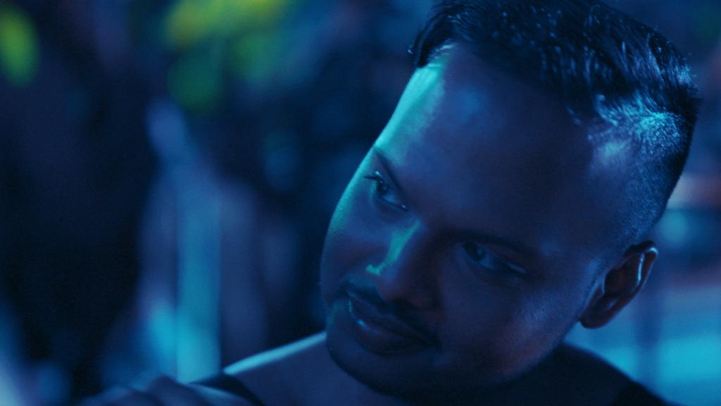 Dipankar, 32, aus Indien, drohte bis vor zwei Jahren eine arrangierte Ehe. Eine schwule Beziehung hatte er noch nie. Auf dem DREAM BOAT wähnt Dipankar nun seinen Traummann. Eine ganz neue Perspektive für ihn. (Copyright: © gebrueder beetz filmproduktion, 2017)