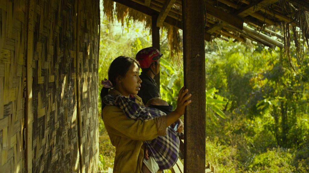 Kachin - Familie besucht verlassenes Haus (Copyright: )