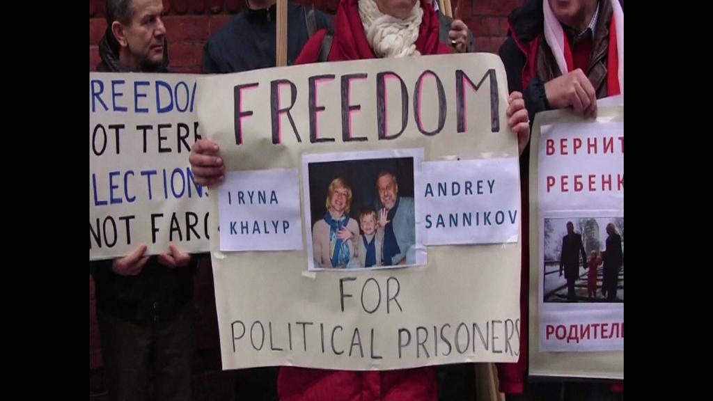 In London demonstrieren Menschen nach Sannikovs Verurteilung für dessen Freilassung. (Copyright: A FILM COMPANY und DEPARTURES FILM)